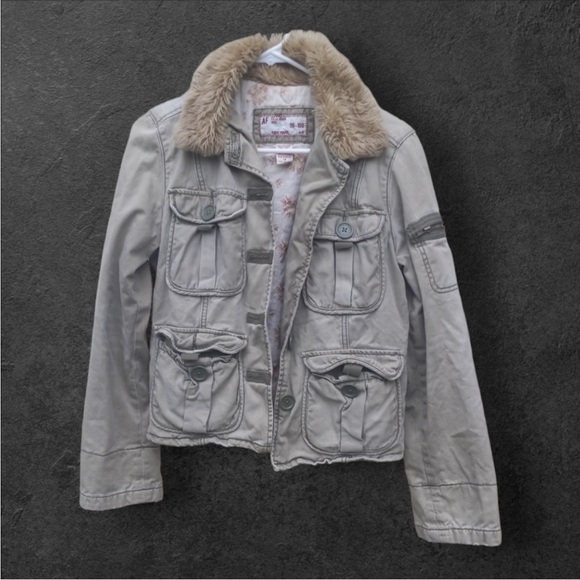 Rachel Green’s Abercrombie Bomber Jacket - Picture 2 of 5